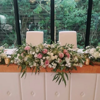 新郎新婦のテーブル。お花も可愛いし、後ろのグリーンが素敵！