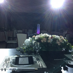 照明を落とすとゲストテーブル上のシャンデリア風タワーが光る|461992さんのアールベルアンジェ秋田の写真(440842)