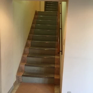 チャペル会場への階段（エレベータがあったかは覚えていません）