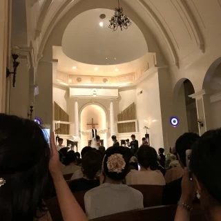 天井も高く、荘厳な雰囲気のチャペル。天井から天使の羽が。