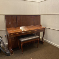 披露宴会場内に置かれているピアノ