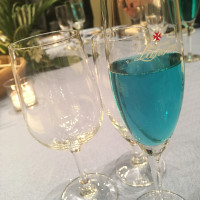 珍しいブルーの乾杯酒