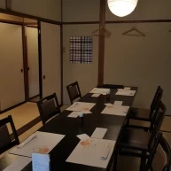 料亭の中での食事会のイメージ。天井テーブルとも低め、椅子席