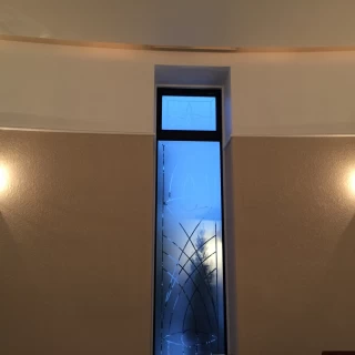 チャペルのガラスはすりガラスで天候にあまり左右されなさそう。