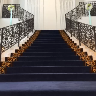 挙式の後はこのブルーカーペットから降ります