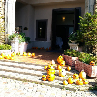 チャペル入口。広く緩やかな階段。秋はパンプキンで装飾される。