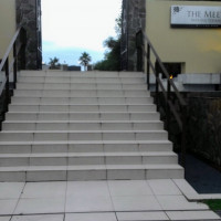 裏門もそれなりに長い階段があり、立派。