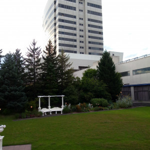 ガーデンからホテル棟が見えます。|463624さんの甲府 記念日ホテル の写真(1260426)