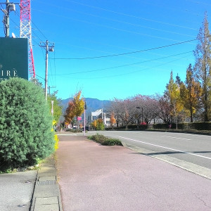 入口と、グリーンで囲われた駐車場。|463624さんの誓いの丘イストアールの写真(526391)