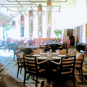 茶色で統一された会場が1つ。天井が非常に高い。|463624さんのレストラン ラ・クールの写真(465207)