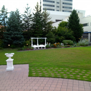 レンガと芝生のガーデンは広い|463624さんの甲府 記念日ホテル の写真(1260415)