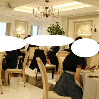 披露宴会場は明るくシャンデリアがかわいい