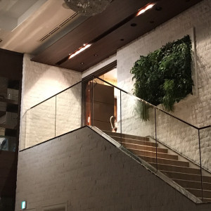 2階から披露宴会場への階段
演出のため暗め|463989さんのTERRA（テラ）の写真(562160)