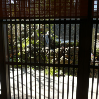 披露宴会場の前には小さな池があります
