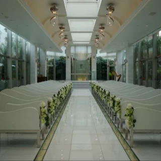 チャペル　ハープもあり声も響く会場です