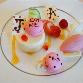 料理6　デザートもアリスモチーフで◎