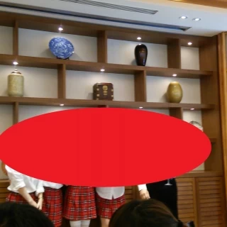 披露宴会場の後ろは一面棚になっており飾りがある余興はここで