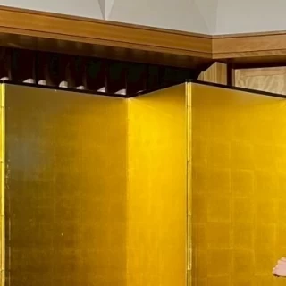 両親が最後に立つ金の屏風