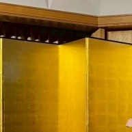 両親が最後に立つ金の屏風