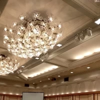 天井のシャンデリア