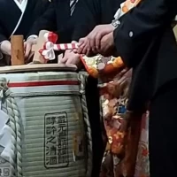新郎新婦がお酒の樽を割っている所
