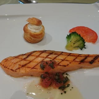 軽くグリエしたサーモンのマリネ