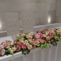 後ろの壁には滝が流れる