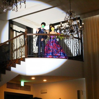 お色直しは階段より入場♡スポットが眩しすぎて前が見えない。笑