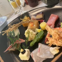 前菜がとてもおしゃれで色鮮やか