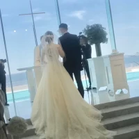 ガラス張りのチャペル、新婦がとても綺麗でした