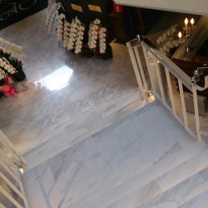 式場入ってすぐの階段。上から降りてくる演出をしました♪|466142さんのWedding Terrace Ashiya (ウエディングテラス芦屋)の写真(449114)