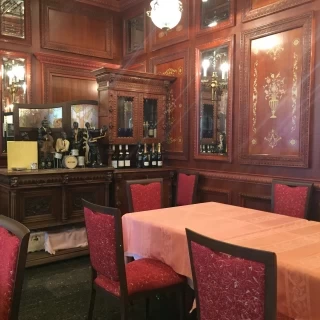 レストランウェディングの場合の会場です。〜30名だそう。