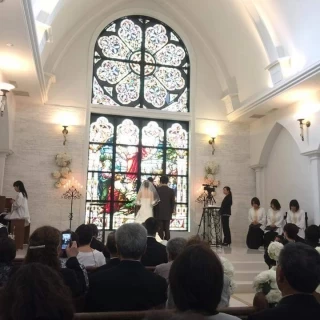 大きなステンドグラスがとてもキレイ！
