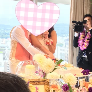ケーキ入刀 ハワイをイメージし、カメラマンさんもレイを