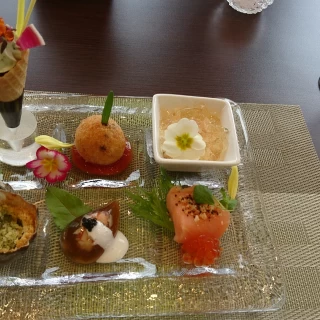左上漬けまぐろのブーケ仕立て、青のりクリームとオニオンコーン