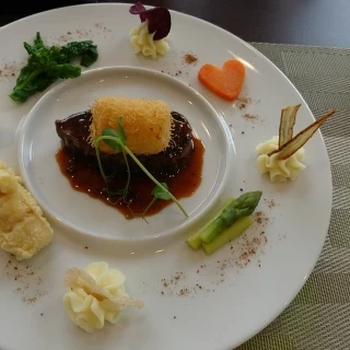 周りは季節の野菜、醤油パウダー。天ぷらはたけのこ