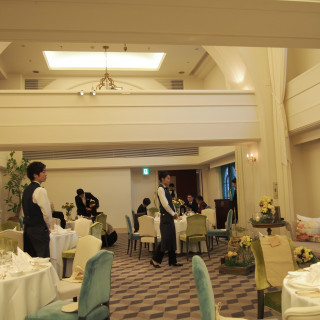 天井が高く、明るい雰囲気