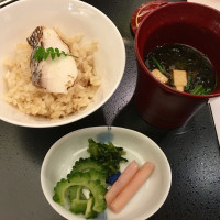 鯛の炊き込みご飯、お味噌汁、お漬物