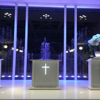 祭壇は、外から噴水と光の演出ができる。