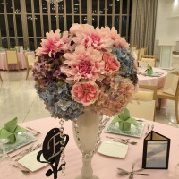 ゲストテーブルの装花。テーブルクロスやナプキンの色は選べる