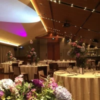 三角屋根の披露宴会場、遥