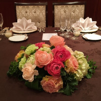 本番では披露宴会場のテーブルに生花を飾ります。