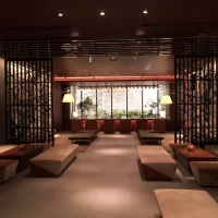 一階に入ってすぐのロビー。和モダンな感じ。