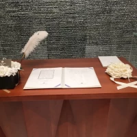 結婚証明書にサインする台