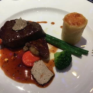 メインのお肉料理です。
