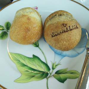 モナリザのロゴが入ったこだわりのパン。|467520さんのMONNALISA 丸の内（レストラン モナリザ）の写真(453030)