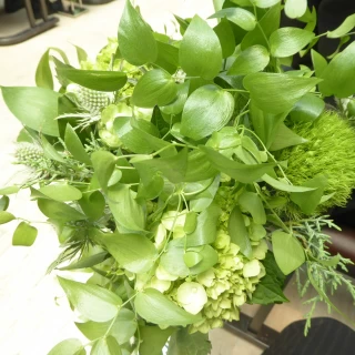 挙式会場のバージンロード近くの花