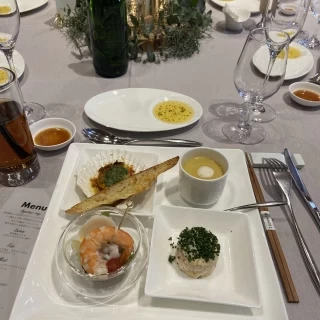 最初に席にあらかじめ出ている料理