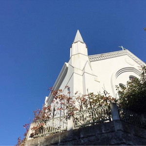 正面か画から見上げたチャペル外観。白い壁が青空に映えます。|468243さんの麻布グレイスゴスペル教会の写真(648780)
