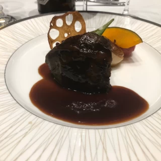 牛ほほ肉の赤ワイン煮込み